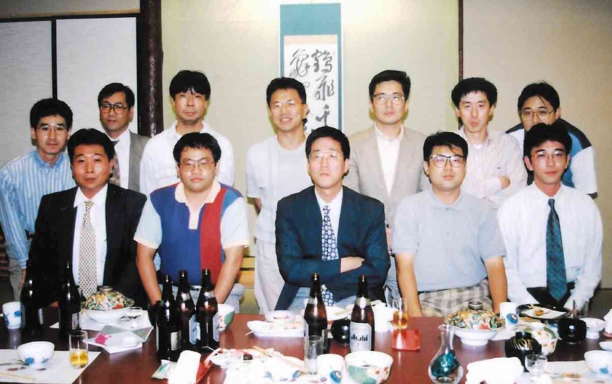 1995年当時のアミロイドーシス研究グループの主なメンバー。前列中央が筆者＝熊本市