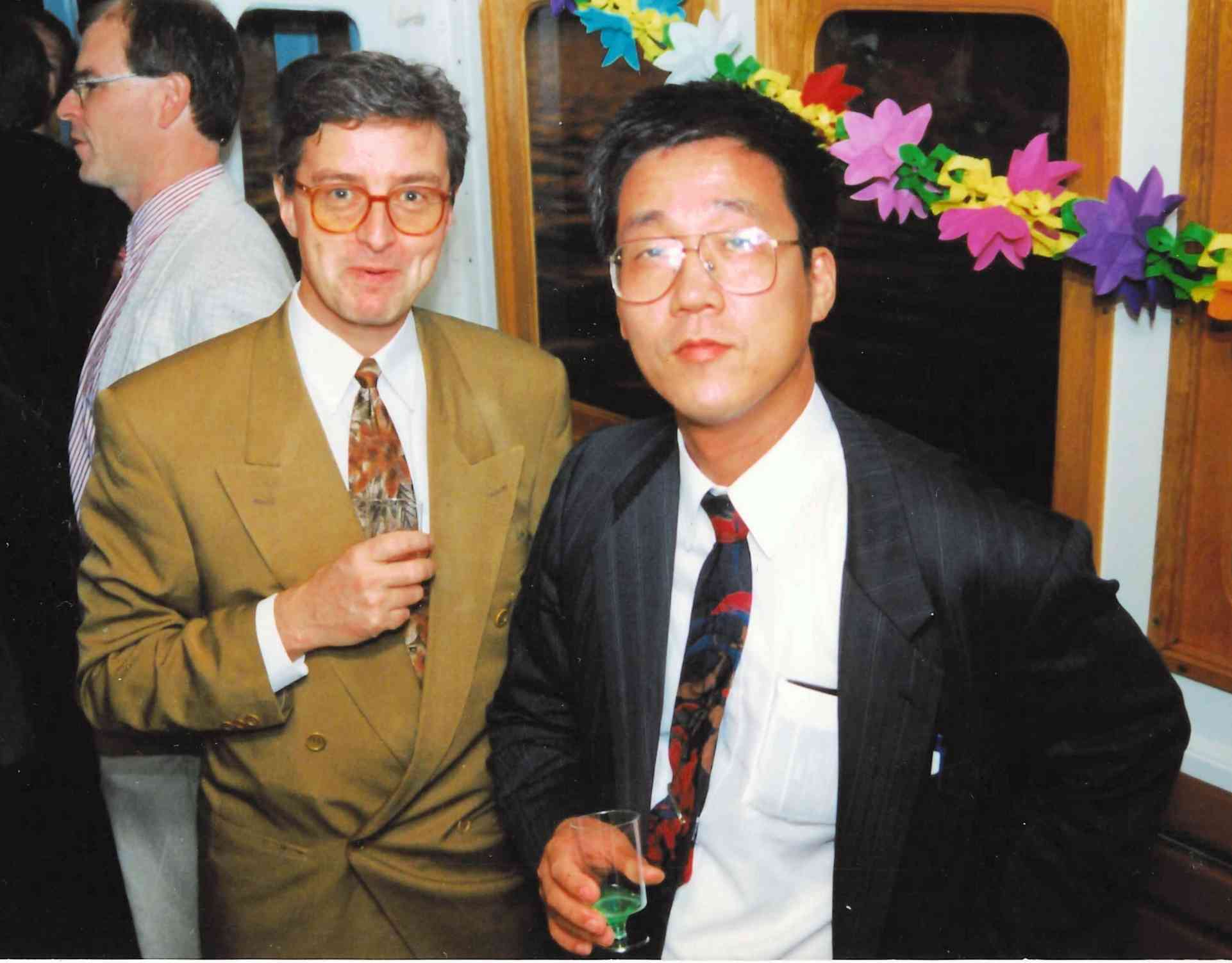 筆者（右）とエリクソン助教授（当時）＝1998年、スウェーデン、病院のパーティーに招かれて