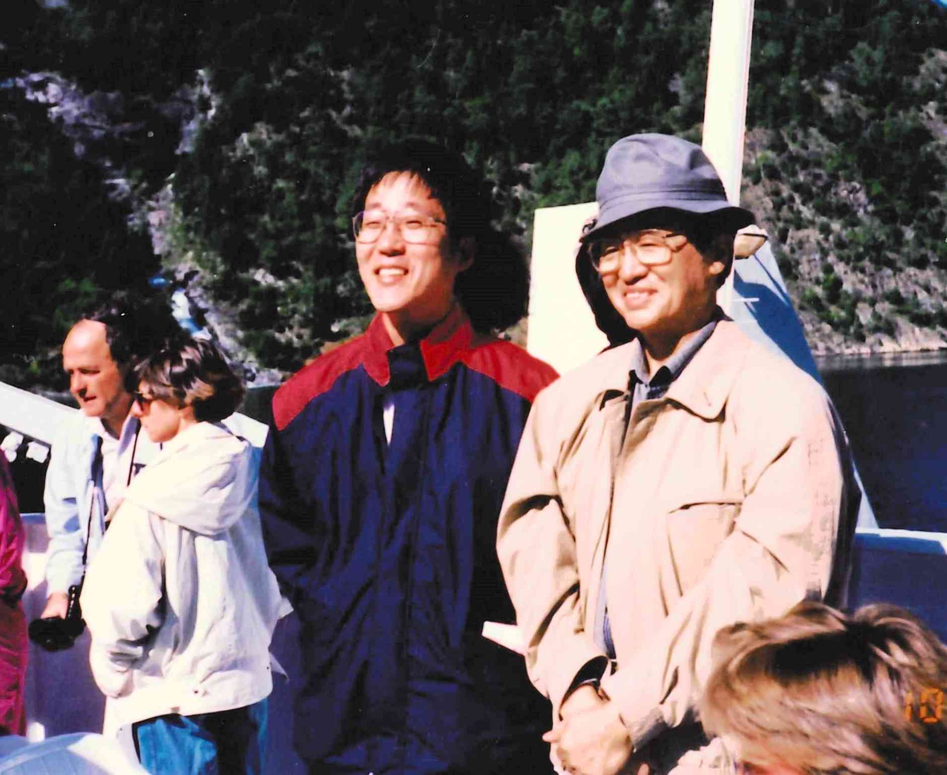 恩師荒木淑郎先生（右）と筆者。FAPの研究は荒木先生の薫陶から始まった＝1990年、ノルウェー・ベルゲン