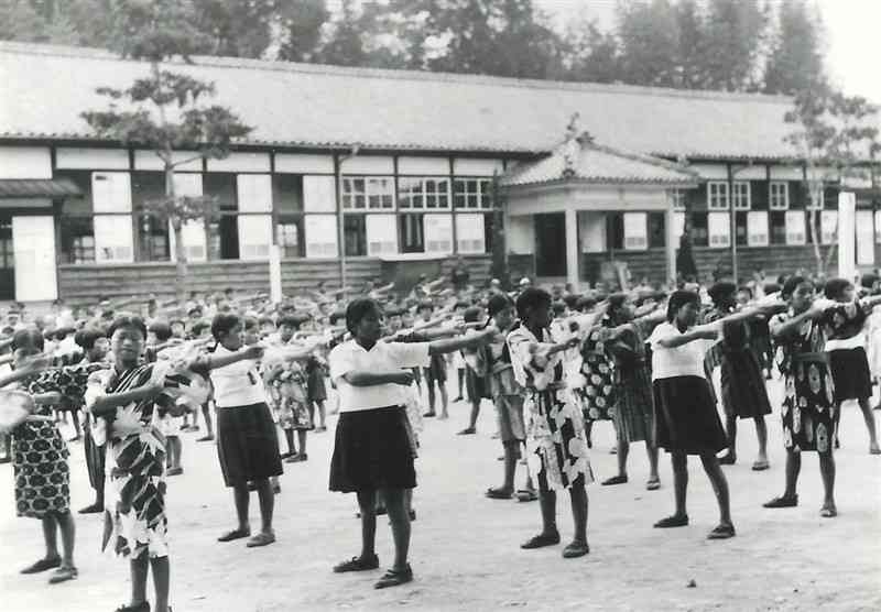 小学校でのラジオ体操＝1936年　