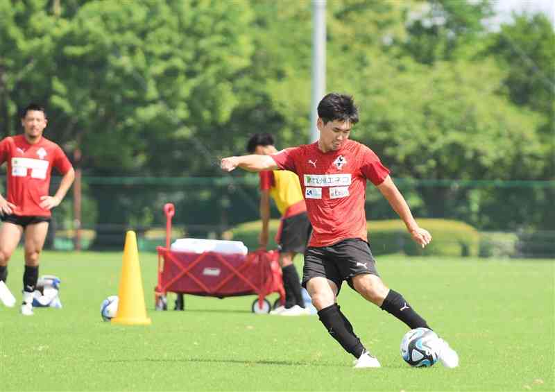 3試合ぶりの得点へ起点になりたい熊本のMF平川怜＝県民総合運動公園サッカー場