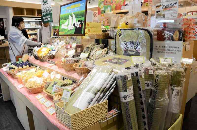 県産イ草を使った加工品や県南地域の特産品が並んだフェア＝4日、東京・銀座