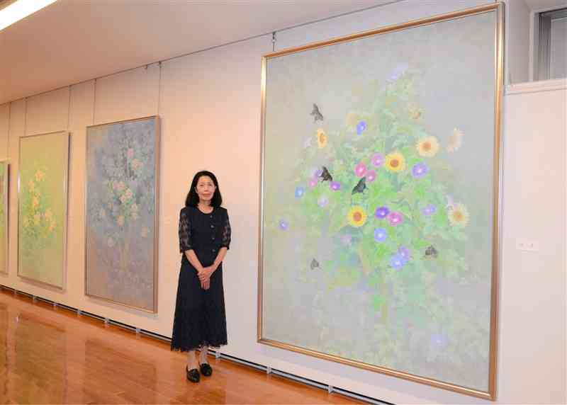 岩絵の具を使った作品「蝶の夢」と池田啓子さん＝熊本市中央区