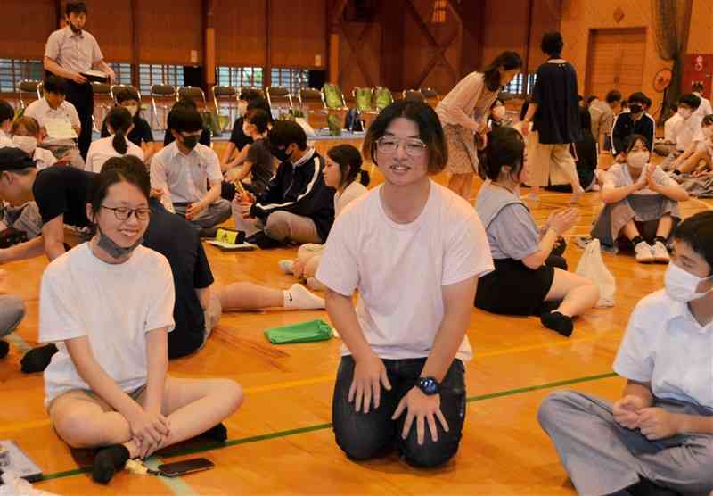 小国高生と歓談する中国文化大の学生たち＝小国町