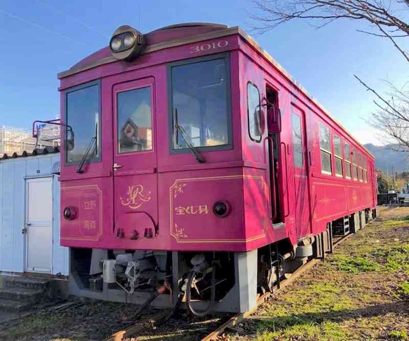 サニー号をモチーフにした列車として運行する南阿蘇鉄道「MT－3010形」（熊本県提供）