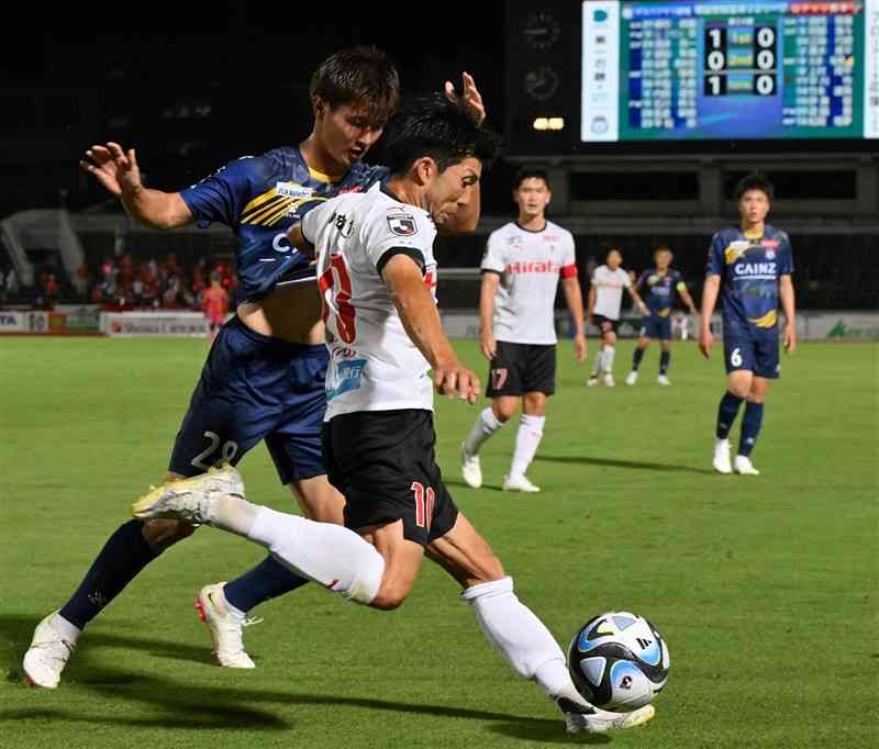 【熊本－群馬】後半、ボールを競り合う熊本の伊東＝正田醬油スタジアム群馬