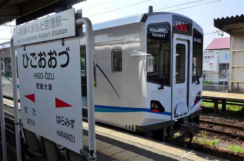 JR豊肥線肥後大津駅に乗り入れた南阿蘇鉄道の車両＝6日、同駅