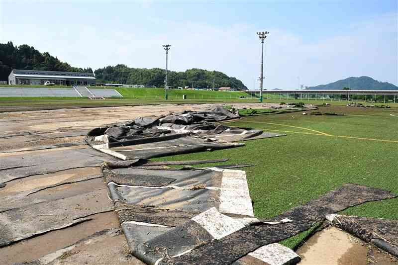 3日の大雨で人工芝がめくれ上がった熊本甲佐総合運動公園のサッカーコート＝6日、甲佐町