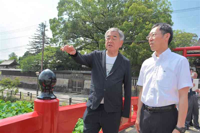 青井阿蘇神社の禊橋から青井地区を視察する隈研吾氏（左）＝人吉市