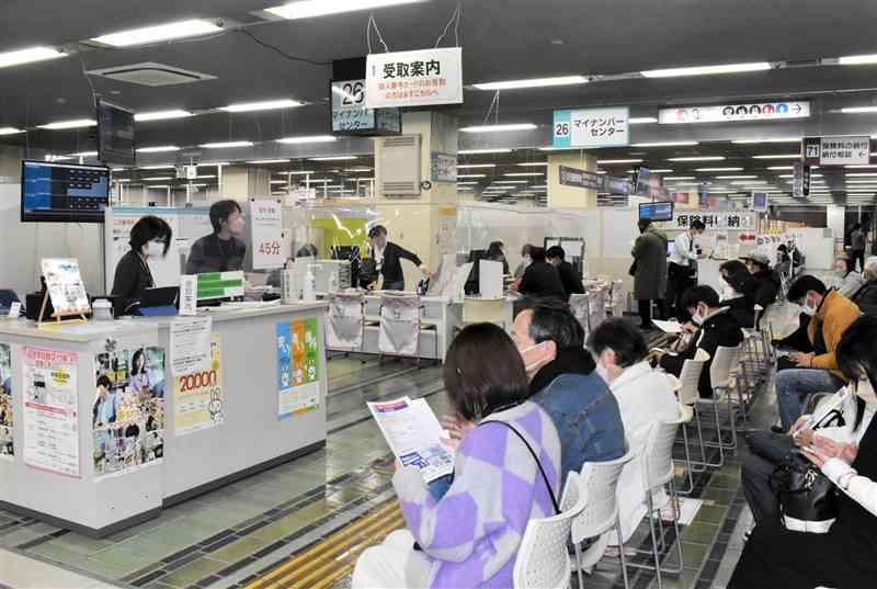 多くの市民がマイナカードの受け取りを待つ熊本市役所のマイナンバーセンター＝昨年12月、熊本市中央区