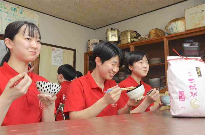 贈呈された米で炊いたご飯を試食する剣道部の生徒たち＝菊池市