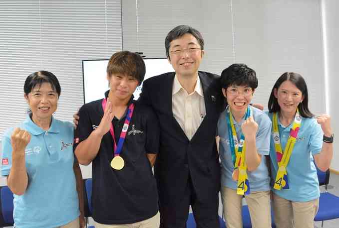 SO夏季世界大会の結果を報告した選手ら。左から2人目は金メダルを獲得した野田拳任さん、右から2人目は銅メダルの吉田彩さん＝7日、熊本市中央区