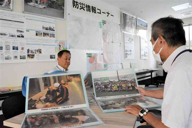 被災状況などが分かる写真100枚が閲覧できる「松橋東防災拠点センター」の防災情報コーナー＝宇城市