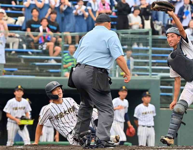 【第二－学園大付】1回裏、学園大付2死一、二塁。宇佐川の中前打で二走福山が本塁を突くもタッチアウト。捕手森田＝リブワーク藤崎台（鹿本成人）