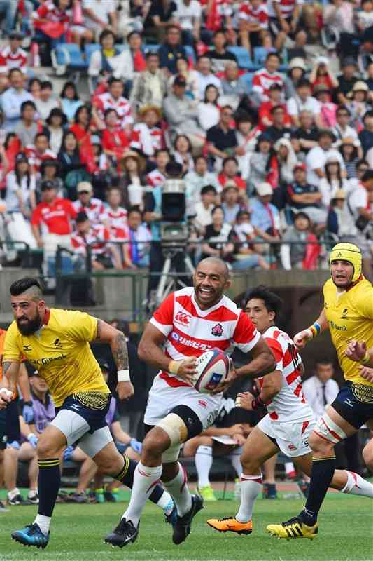 2017年6月の日本－ルーマニア戦には1万7000人以上の観客が詰めかけた＝えがお健康スタジアム（岩下勉）