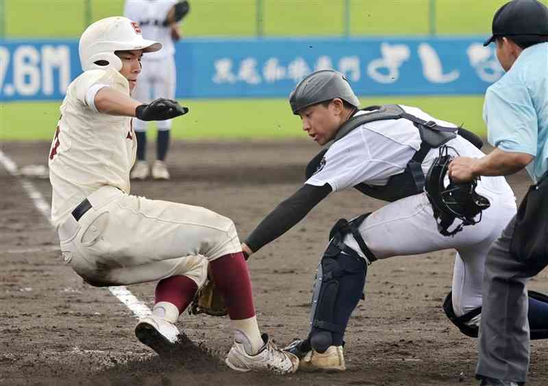 【鹿本商工－済々黌】5回裏、済々黌1死三塁。大渕の二ゴロが野選となり、三走中元が生還。9－0とする。捕手上原＝県営八代（上杉勇太）