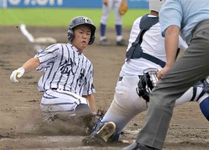 【天草拓心－岱志】1回裏、岱志2死二塁。石橋の中前打で二走大久保が生還。5－0とする。捕手綱代＝県営八代（上杉勇太）