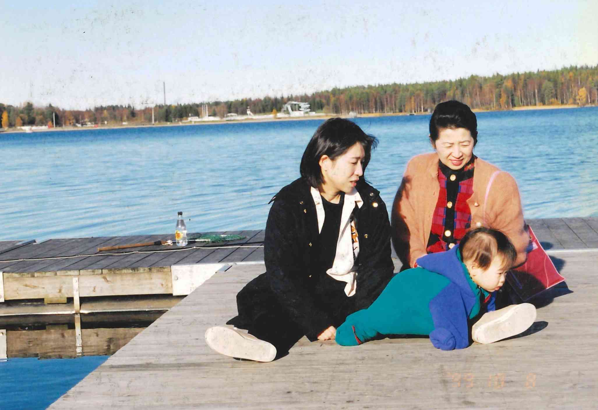 スウェーデン・ウメオ郊外の湖で。左から筆者の妻、義母、長男を筆者撮影＝1999年10月