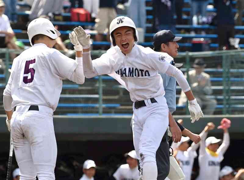 【菊池－熊本】4回表、熊本無死一塁。堤の右越え二塁打で一走上野（右）が生還、4－0とする＝リブワーク藤崎台（石本智）