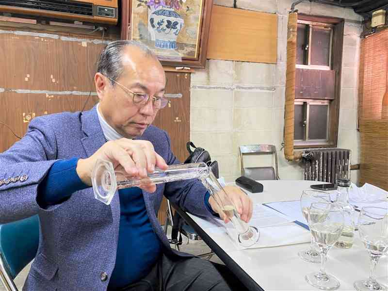 千代の園酒造を訪れ、日本酒をブレンドするソムリエの田崎真也さん＝山鹿市（千代の園酒造提供）