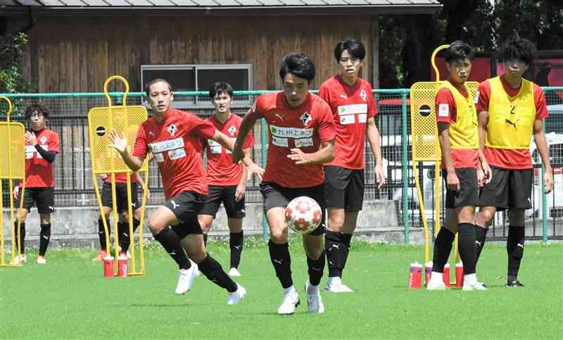 天皇杯3回戦の鳥栖戦に向け、練習で軽快な動きを見せるFW粟飯原尚平（中央）ら＝県民総合運動公園サッカー場