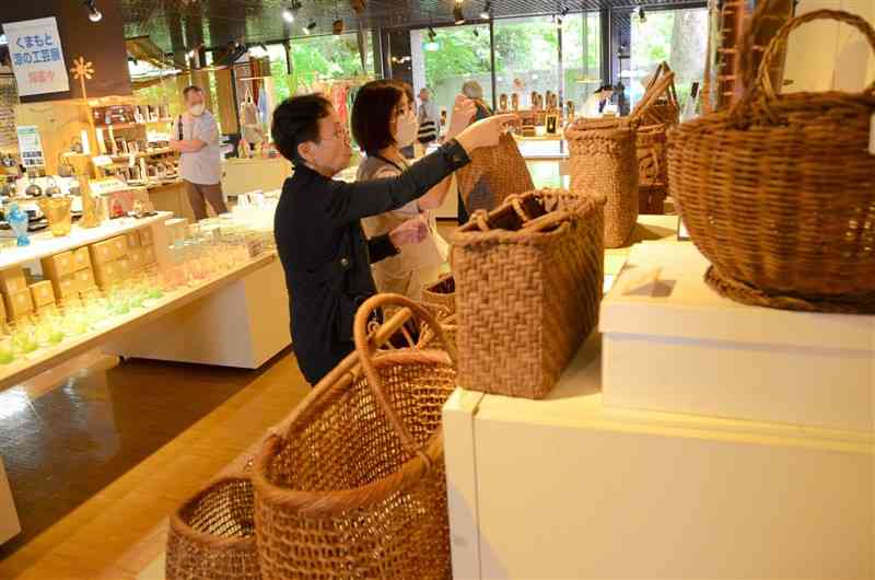 山葡萄のかごなどが並んだ「涼の工芸展」＝熊本市中央区