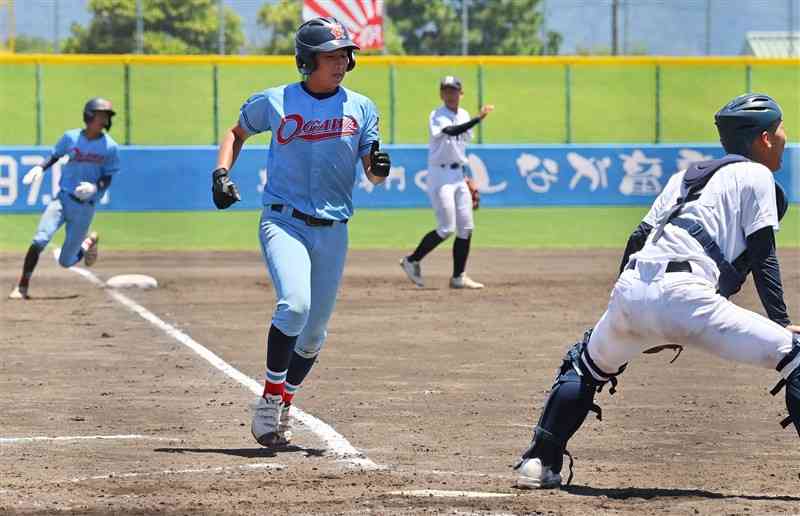 【小川工－玉名工】4回表、小川工2死満塁。西口の右前打で三走倉田が生還。捕手大塚＝県営八代（鹿本成人）