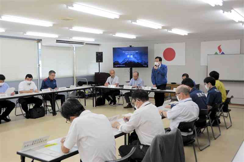 新見学エリアの運用を8月10日に開始すると決めた阿蘇火山防災会議協議会の総会＝阿蘇市