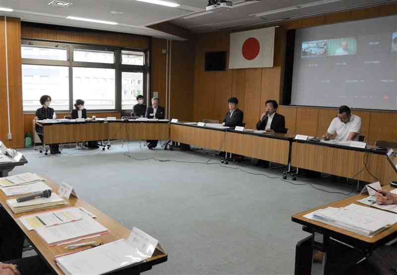 危険木の撤去状況などが報告された特別史跡熊本城跡保存活用委員会＝12日、熊本市教育センター