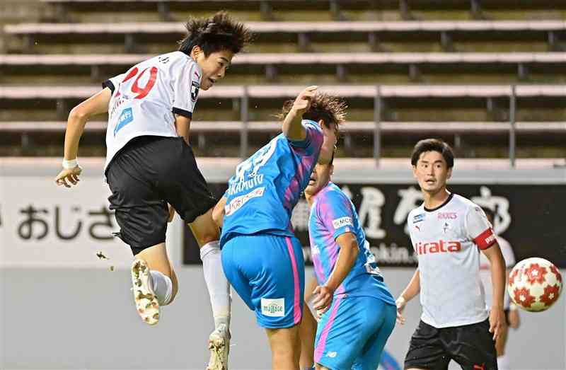 【熊本－鳥栖】後半終了間際、熊本の道脇（左）がヘディングシュートを決め、3－3の同点とする＝駅前不動産スタジアム（小野宏明）