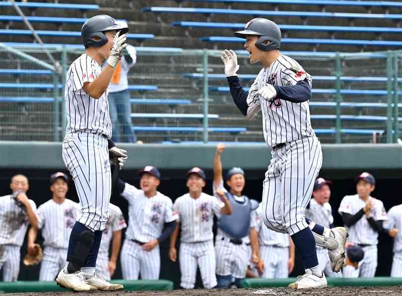 【必由館－城北】9回表、城北2死。勝ち越しのソロホームランを放ちチームメートに迎えられる井口＝リブワーク藤崎台（鹿本成人）