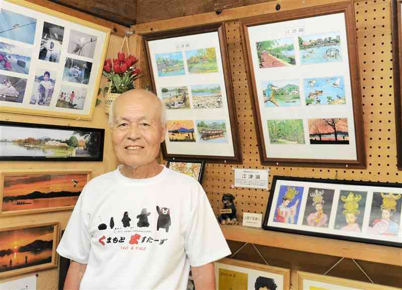 自宅のギャラリーで、自作の絵はがきを展示している川上明生さん＝熊本市東区