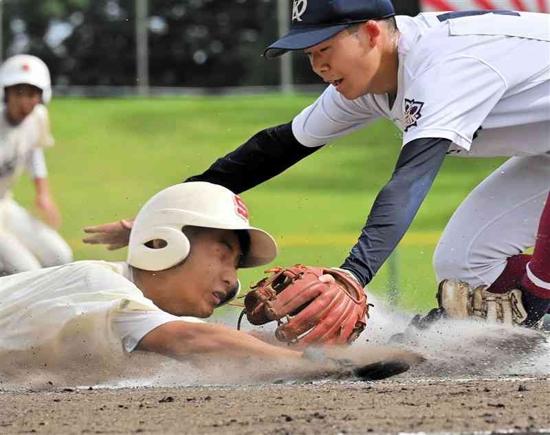 【第二－済々黌】1回裏、済々黌無死一塁。池田（左）が送りバントで一塁にヘッドスライディング。敵失を誘い二塁へ進む＝リブワーク藤崎台（鹿本成人）