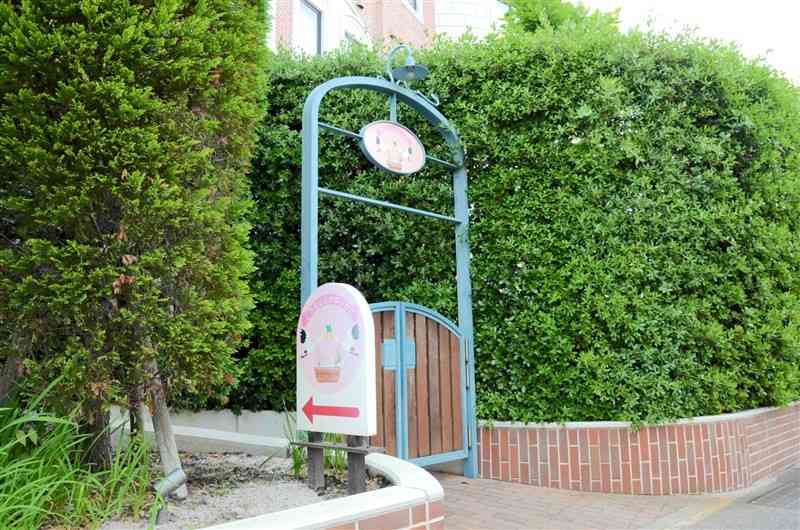 慈恵病院の「こうのとりのゆりかご」につながる通路の門。預けられた子どもの一定数は、実の親などの元に戻っている＝熊本市西区