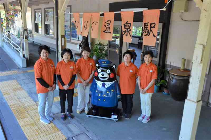 肥薩おれんじ鉄道日奈久温泉駅の駅業務を担う日奈久おきん女会のメンバー＝八代市