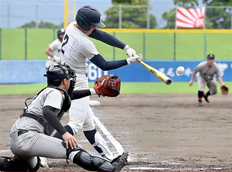 【八代東－芦北】7回表、八代東2死満塁。走者一掃の右中間二塁打を放つ村山陽＝県営八代（小野宏明）