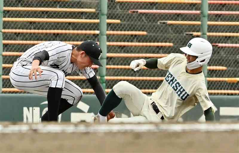 【九州学院－専大熊本】3回表、専大熊本1死一塁。河﨑の右前打で一走安部が三塁を狙うもタッチアウト。三塁手村上＝リブワーク藤崎台（谷川剛）