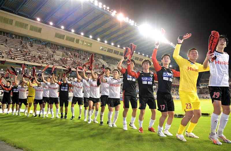 天皇杯3回戦で鳥栖に逆転勝ちして「カモンロッソ」を踊る熊本の選手たち＝7月12日、駅前不動産スタジアム（小野宏明）