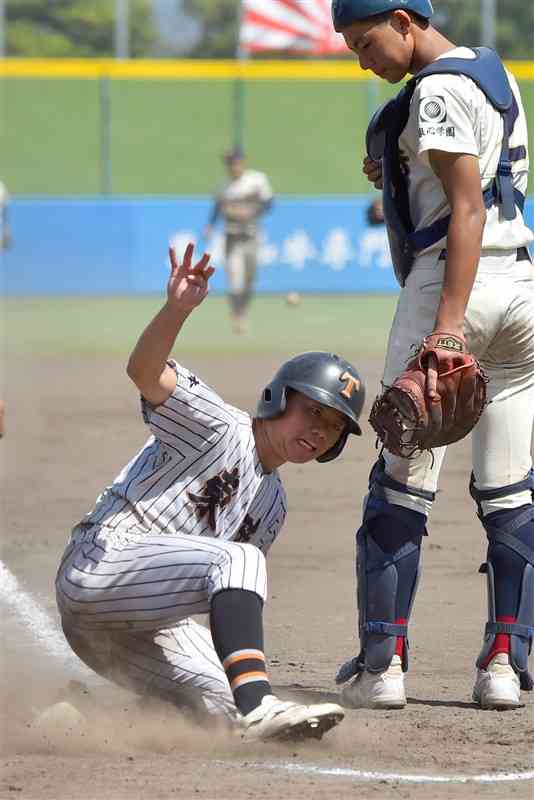 【東稜－国府】9回表、東稜2死一塁。松本の左越え三塁打で一走菊池が生還、2－4とする。捕手寺尾＝県営八代（後藤仁孝）