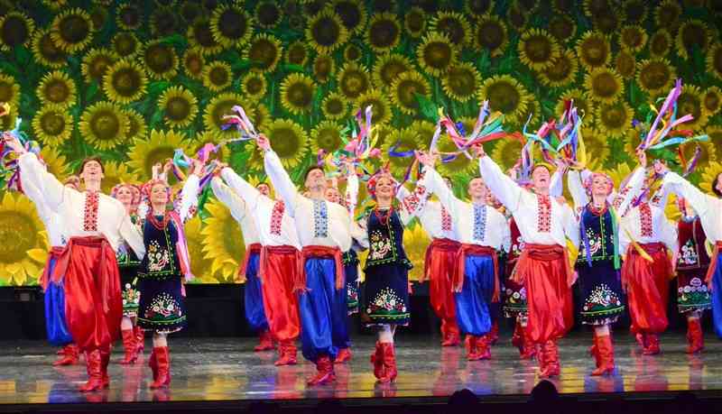 ウクライナ各地の踊りを披露する国立民族舞踊団のダンサー＝16日、熊本市民会館シアーズホーム夢ホール