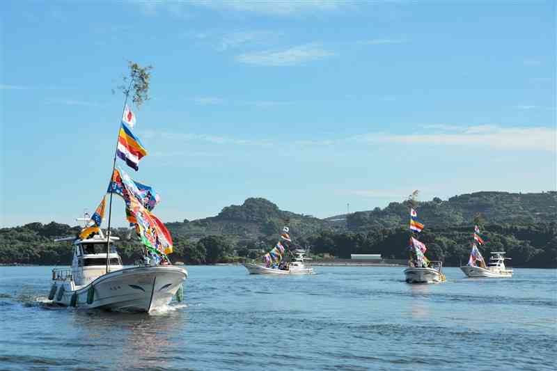 鮮やかな大漁旗をなびかせながら航行する塩屋漁港の海上パレード＝熊本市西区