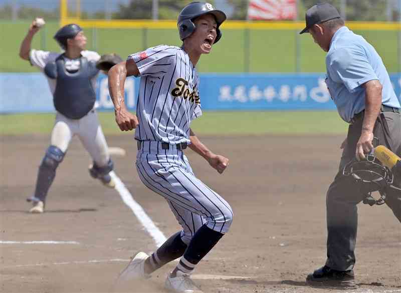 【東海大星翔－千原台】4回裏、東海大星翔1死二塁。新美の左前打で二走川道が生還、先制する＝県営八代（上杉勇太）