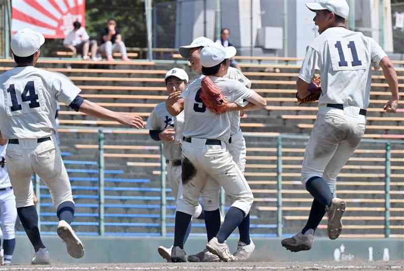 【大津－熊本商】23年ぶりの8強を決め、マウンド上で喜ぶ大津ナイン＝リブワーク藤崎台（谷川剛）