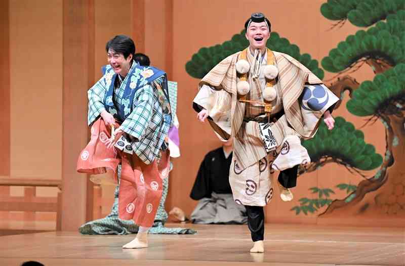 コミカルに掛け合う野村萬斎さん（左）と裕基さん＝熊本市中央区