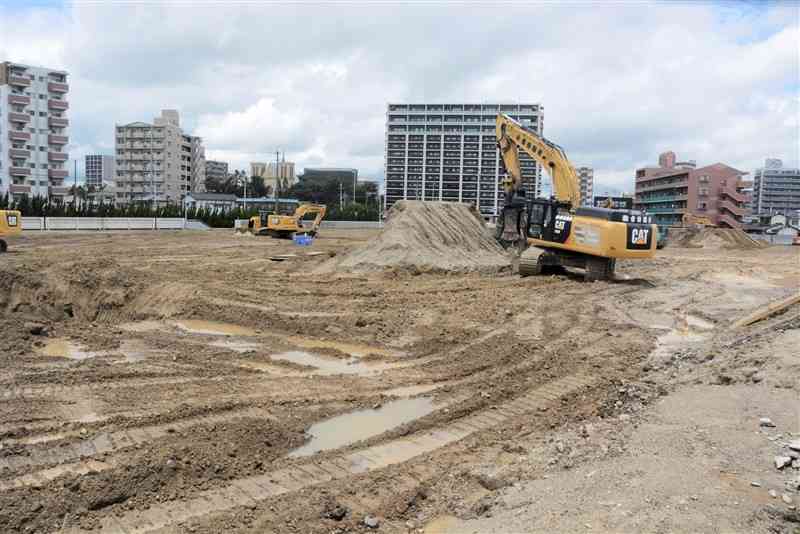 旧熊本市民病院の解体現場。7月末に工事が終わる＝19日、東区