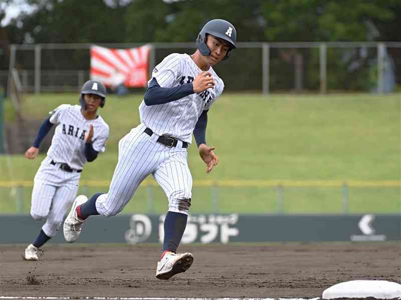 【有明－大津】1回裏、有明無死一、二塁。足立の左中間二塁打で、三塁を回り生還する二走村田（手前）と一走徳安＝リブワーク藤崎台（石本智）