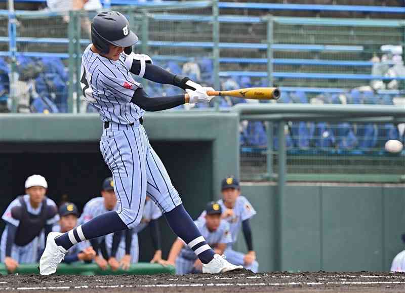 【秀岳館－東海大星翔】1回裏、東海大星翔1死二塁。渡嘉敷が左前打を放ち先制＝リブワーク藤崎台（鹿本成人）