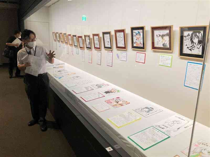 熊本ゆかりの漫画家の書き下ろし色紙が並ぶ「マンガ県くまもと」展＝熊本市中央区