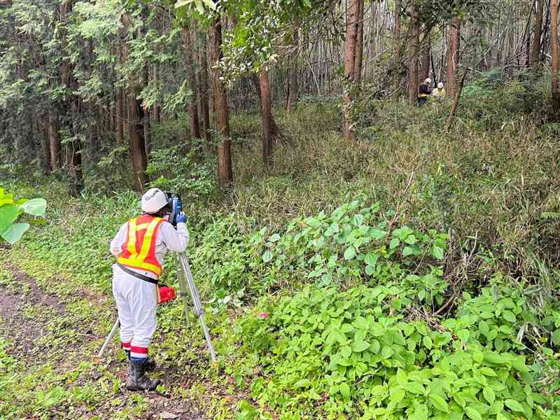 中九州横断道路の大津西ICと合志ICを結ぶ区間で、国土交通省が進める測量調査＝今年5月（国交省熊本河川国道事務所提供）