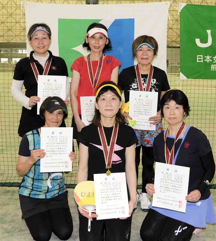 団体で優勝したひまわり。前列左から吉鶴、森山、松田。後列左から井上、村田、木田